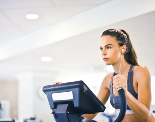 À la salle de sport nous pouvons bien évidemment faire du cardio seule. Nos appareils sont équipés de prises usb pour vous connecter sur la télévision de nos appareils.