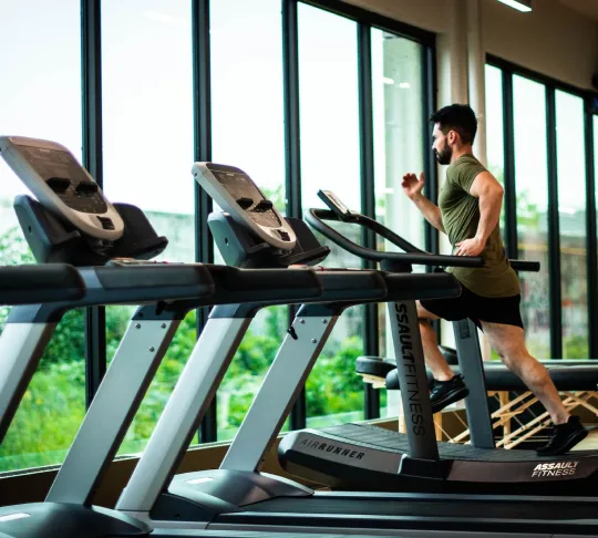Courir seul sur un tapis c'est bien, mais à FITNESS MORTEAU vous avez la possibilité de courir à plusieurs puisque nous avons plusieurs tapis de courses.